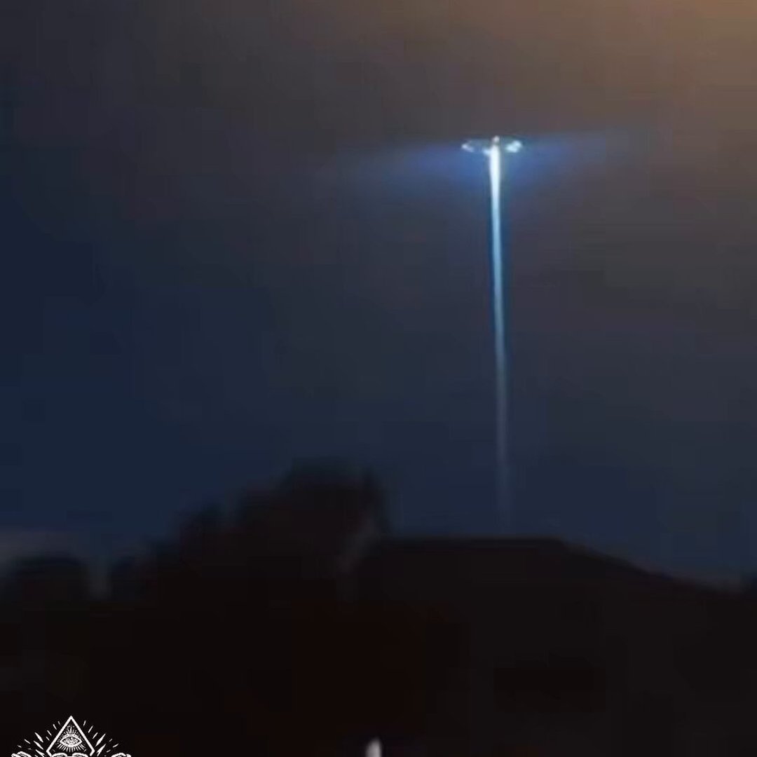 Entire Neighborhood Captures 4K Footage of UFO Emitting Powerful Light Beam