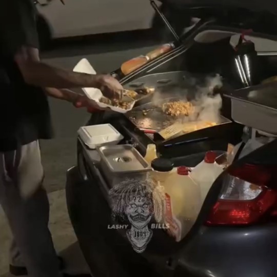 Man Has Line Wrapped Around the Block for His Trunkbachi Fried Rice